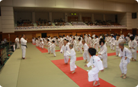 約150人が集まった大練習会。宮古柔道教室の子も大沢少年団の子も積極果敢に参加していました