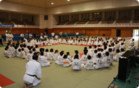 約150人が集まった大練習会。宮古柔道教室の子も大沢少年団の子も積極果敢に参加していました